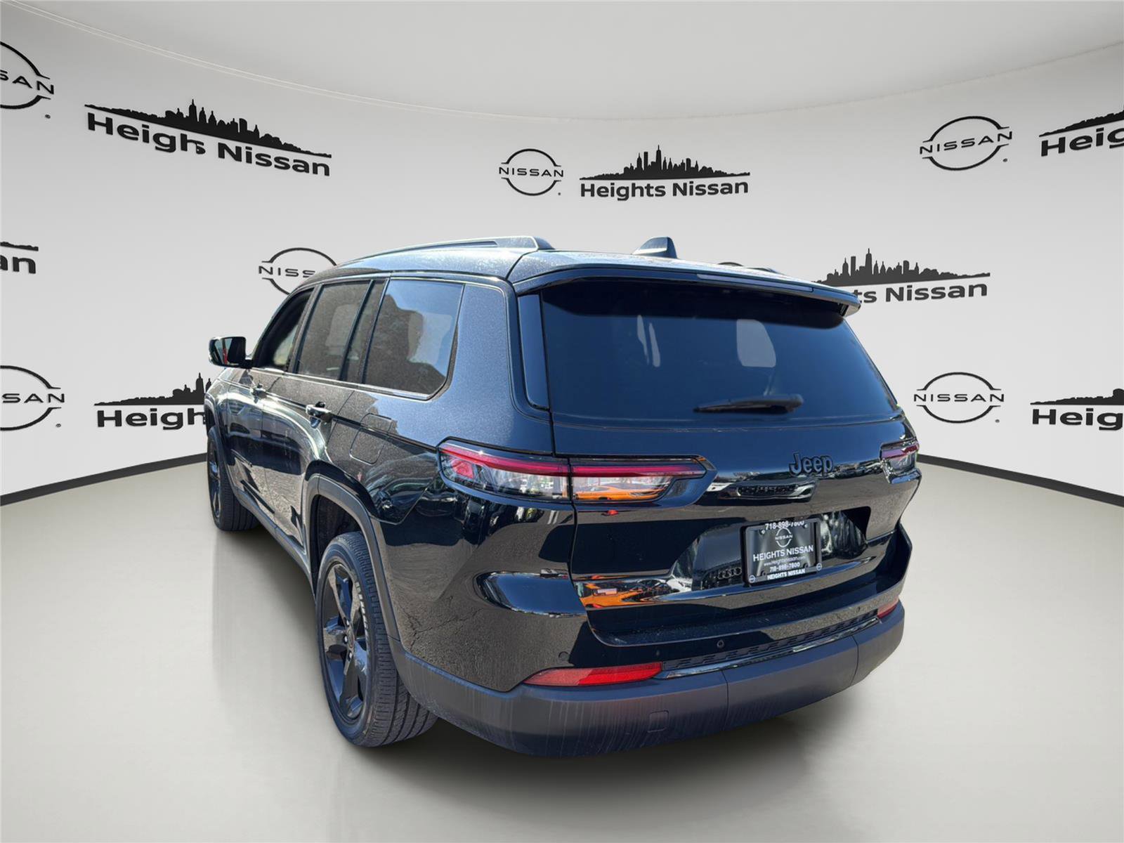 Used 2023 Jeep Grand Cherokee L Laredo image 3