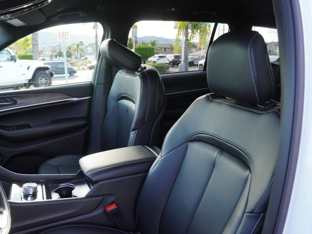 New 2025 Jeep Grand Cherokee L Limited w/ Black Appearance Package image 23