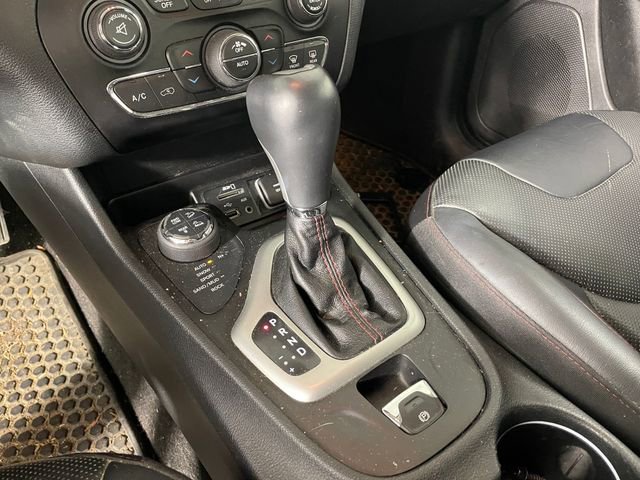 Used 2015 Jeep Cherokee Trailhawk w/ Comfort/Convenience Group AWD/4WD image 9