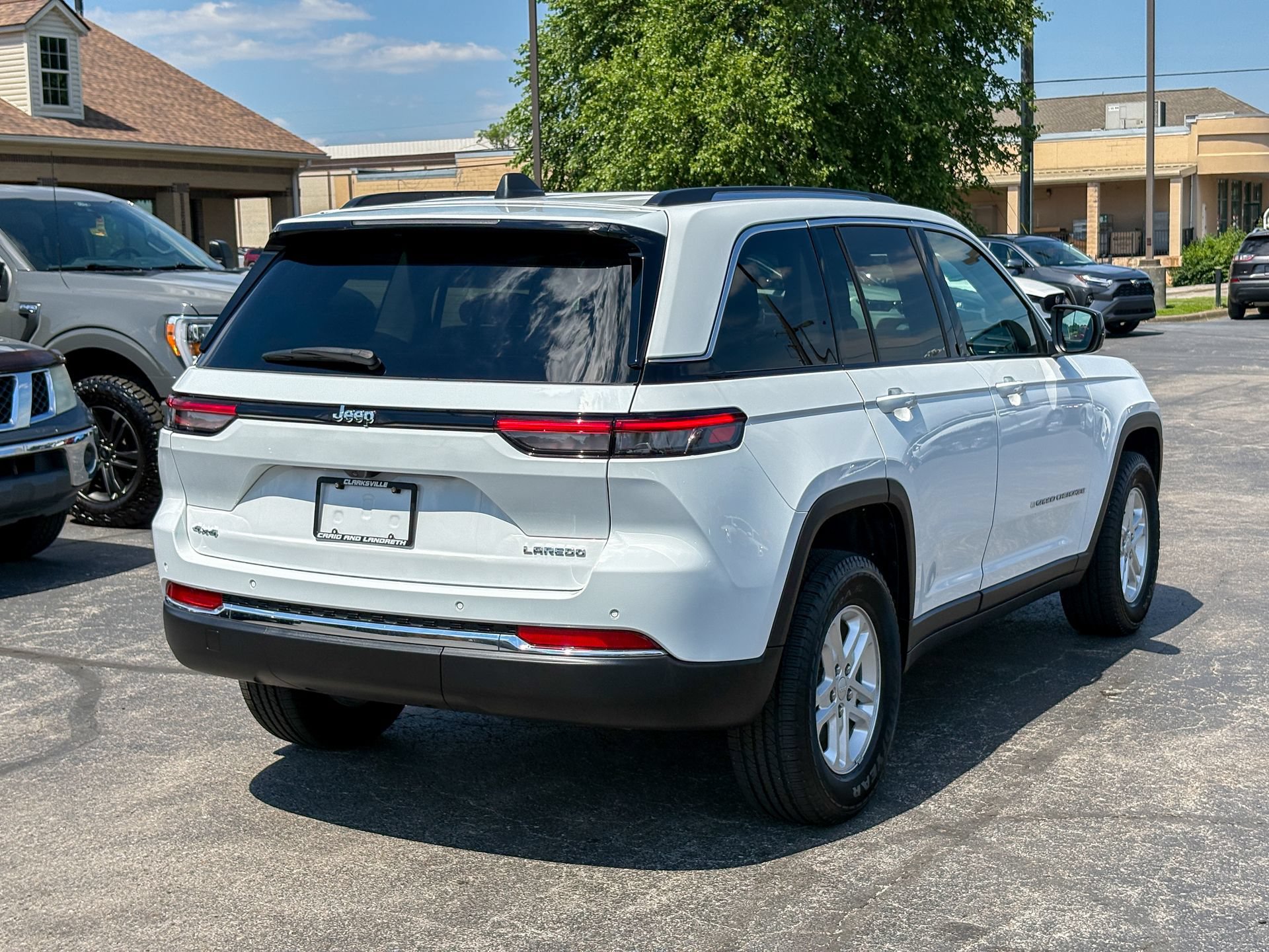Used 2023 Jeep Grand Cherokee Laredo w/ Luxury Tech Group I AWD/4WD image 15