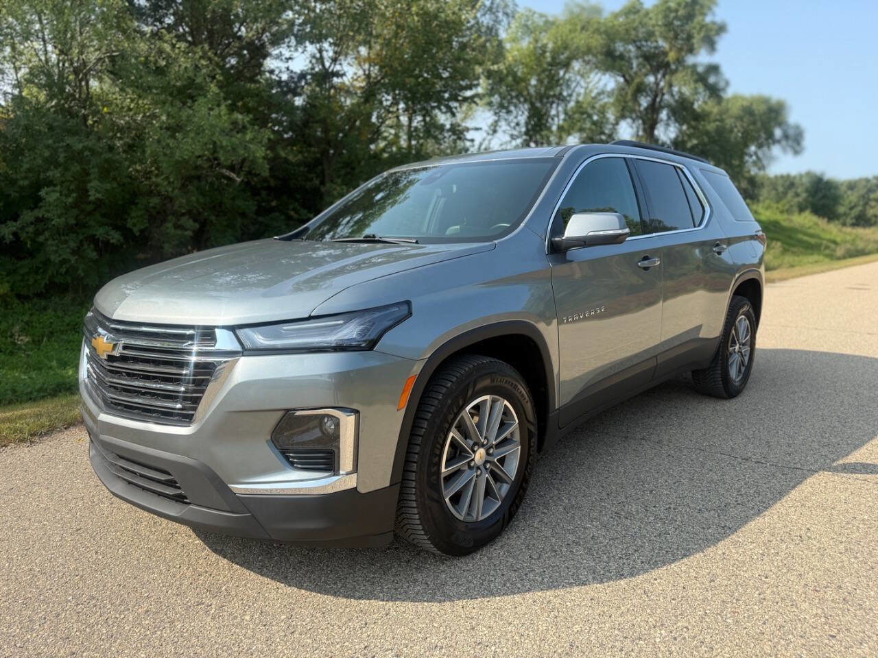 Used 2023 Chevrolet Traverse LT image 2