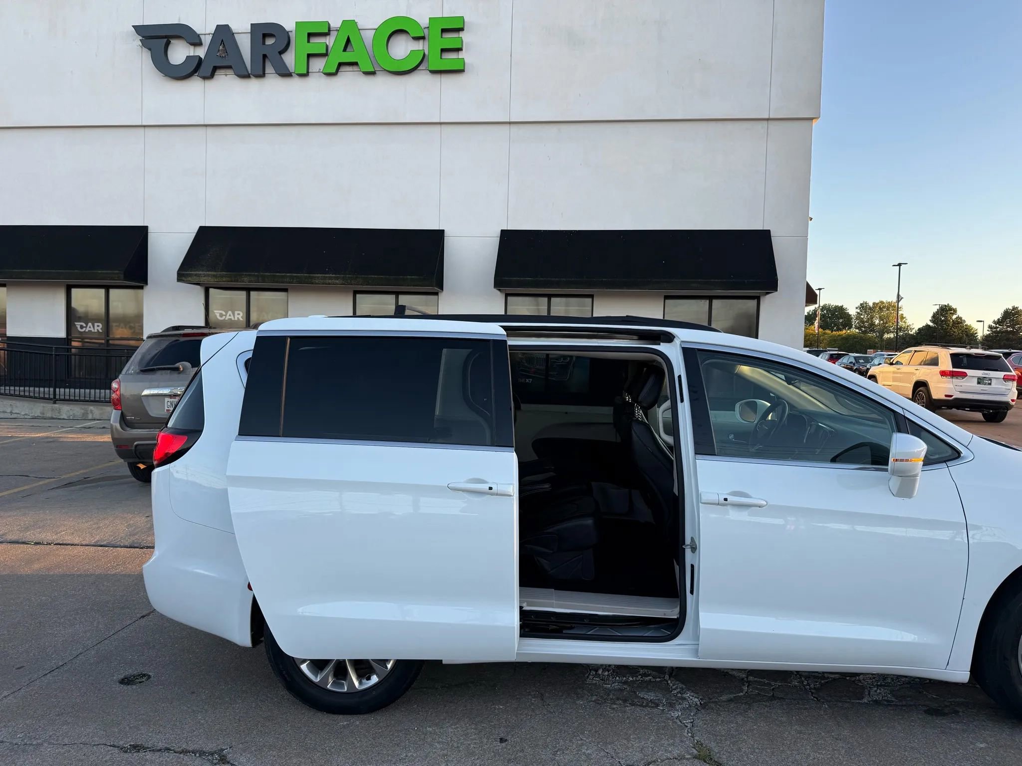 Used 2022 Chrysler Pacifica Touring-L image 26