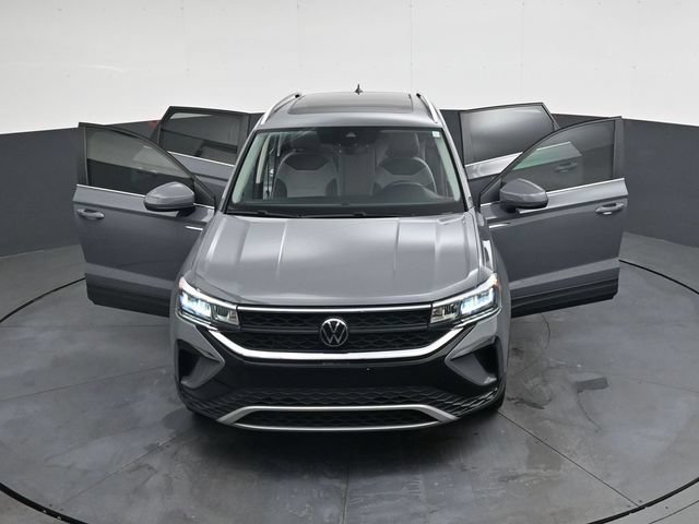 Used 2023 Volkswagen Taos SE w/ Panoramic Sunroof Package AWD/4WD image 38
