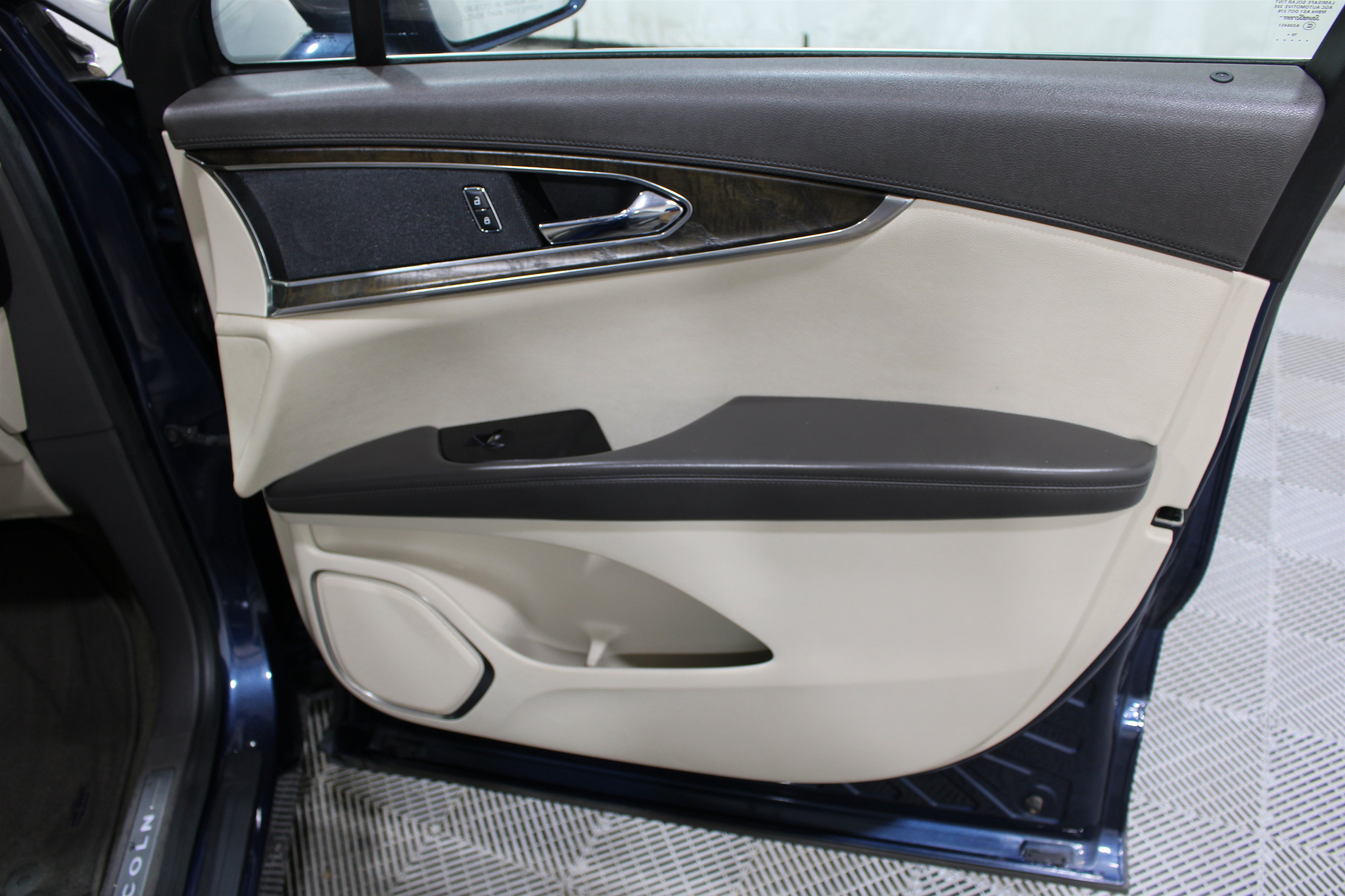 Used 2017 Lincoln MKX Select w/ Enhanced Security Package FWD image 27