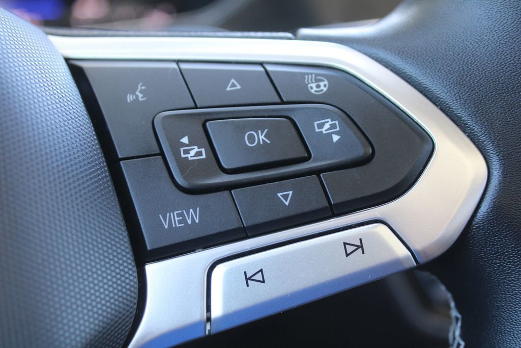 Used 2023 Volkswagen Taos SE w/ Panoramic Sunroof Package FWD image 32