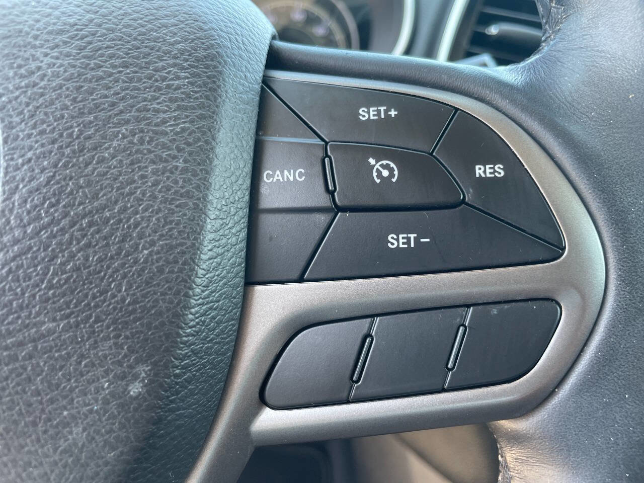 Used 2019 Jeep Cherokee Limited image 31