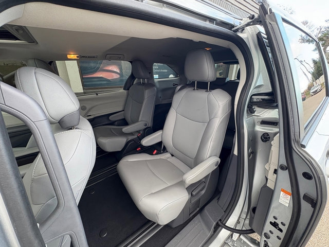 Used 2022 Toyota Sienna XLE image 17