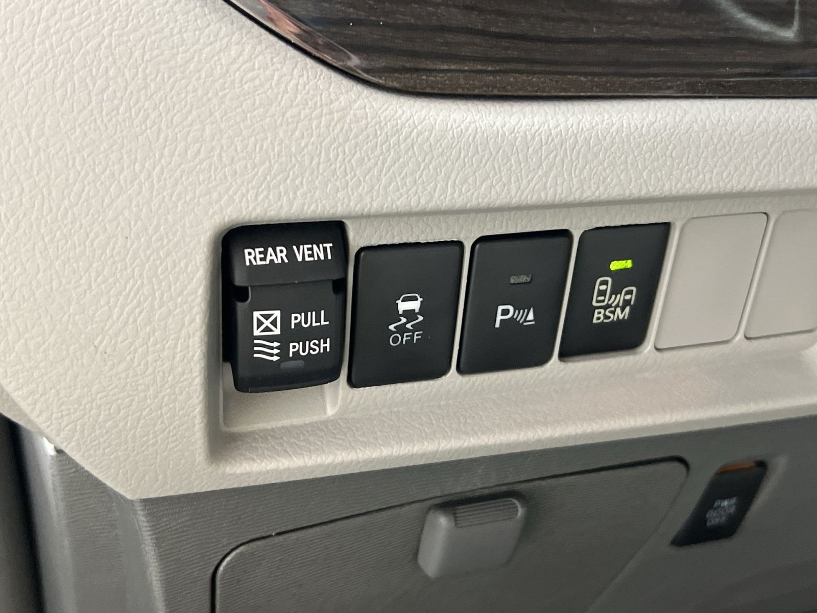 Used 2017 Toyota Sienna XLE w/ XLE Navigation Package FWD image 32