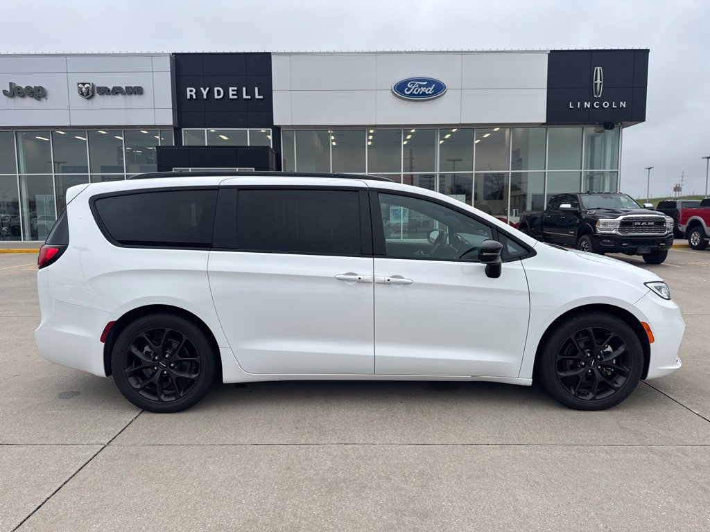 Used 2025 Chrysler Pacifica Limited FWD image 2