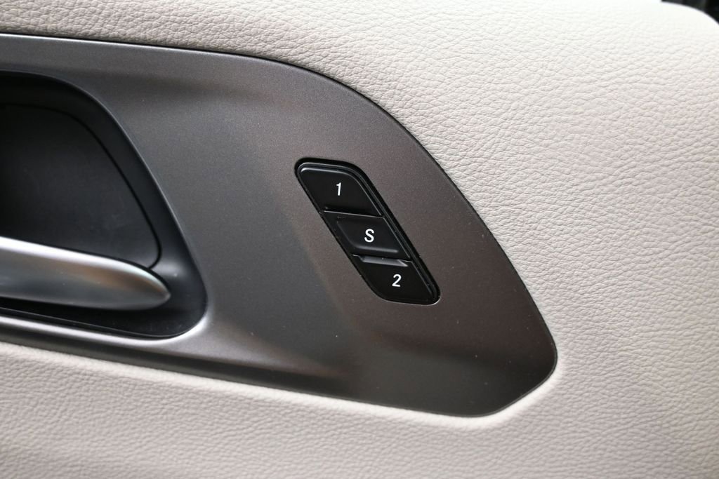Used 2023 Chrysler Pacifica Touring-L FWD image 23