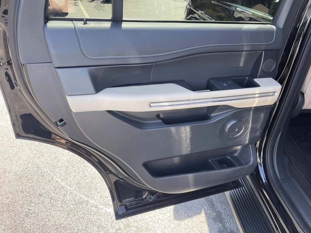 Used 2024 Ford Expedition Limited image 17
