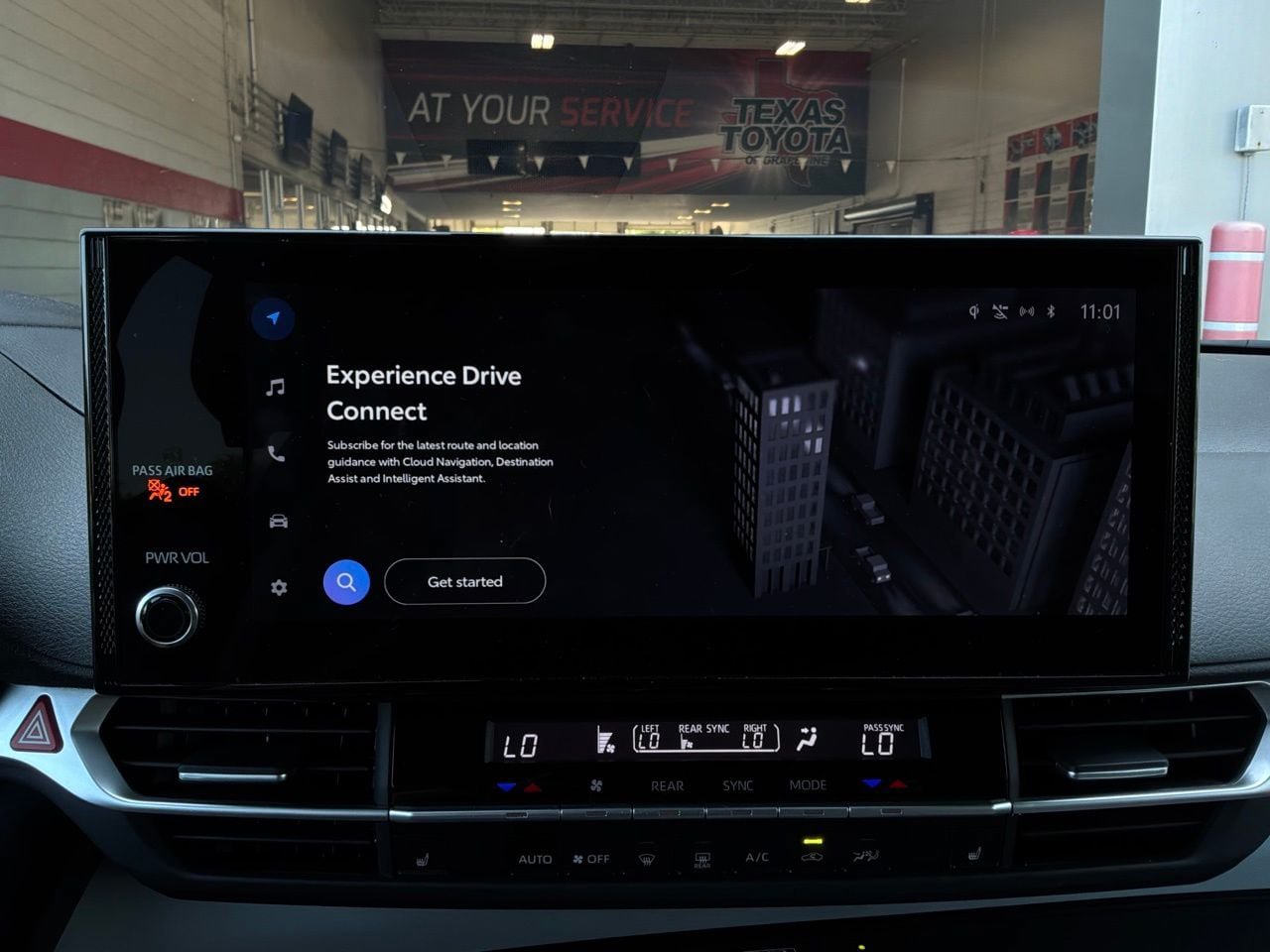 Used 2025 Toyota Sienna XLE FWD image 36