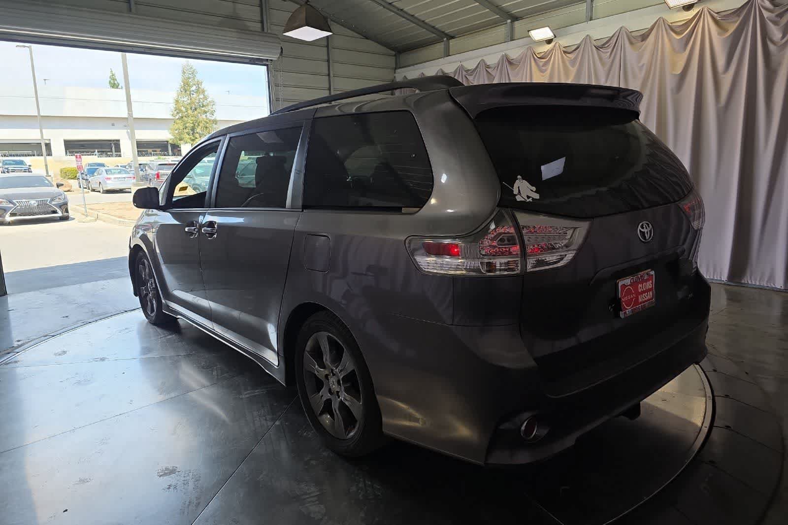 Used 2015 Toyota Sienna SE w/ SE Preferred Package FWD image 7