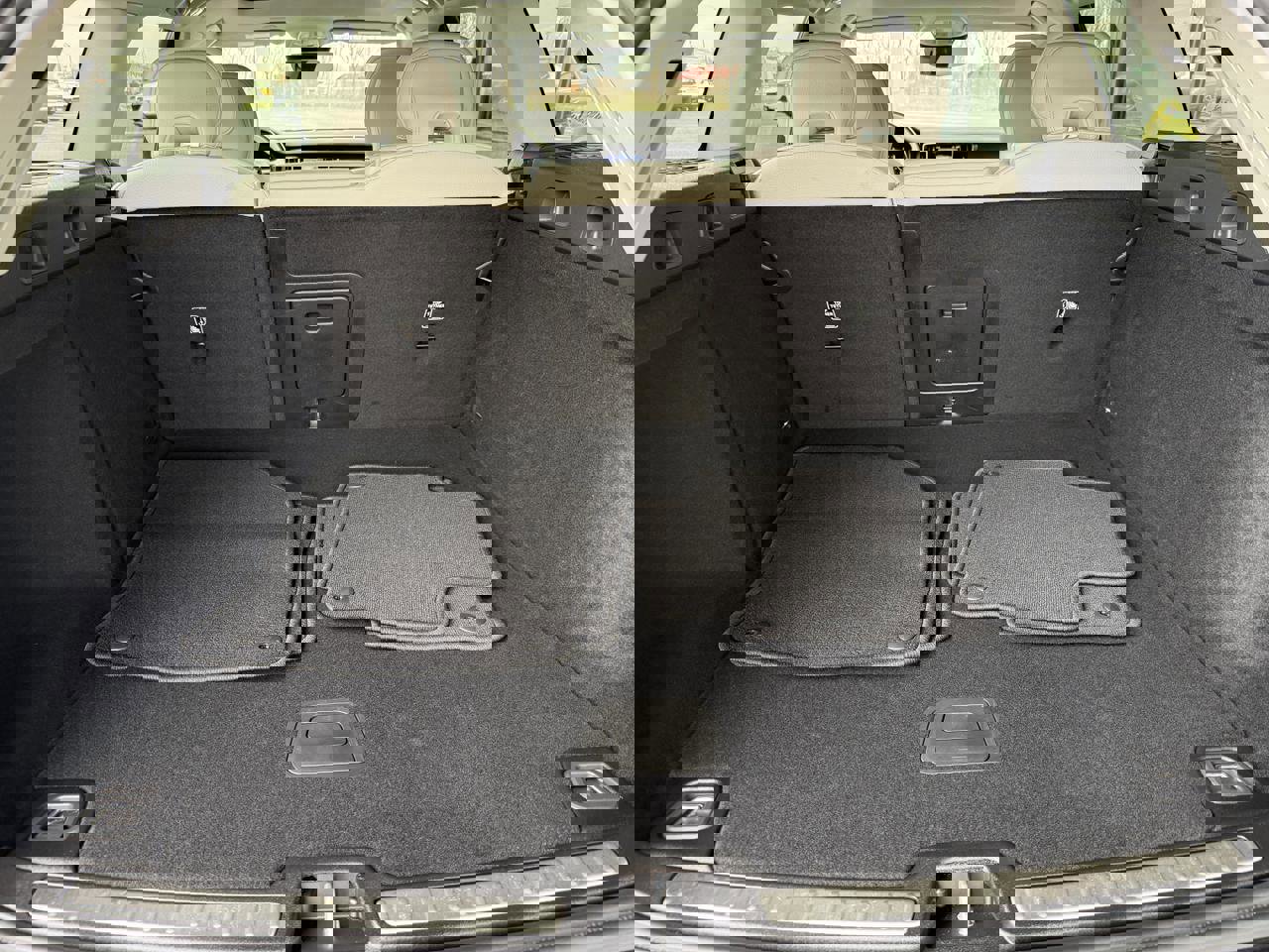 Used 2024 Volvo V60 B5 Cross Country Plus image 35