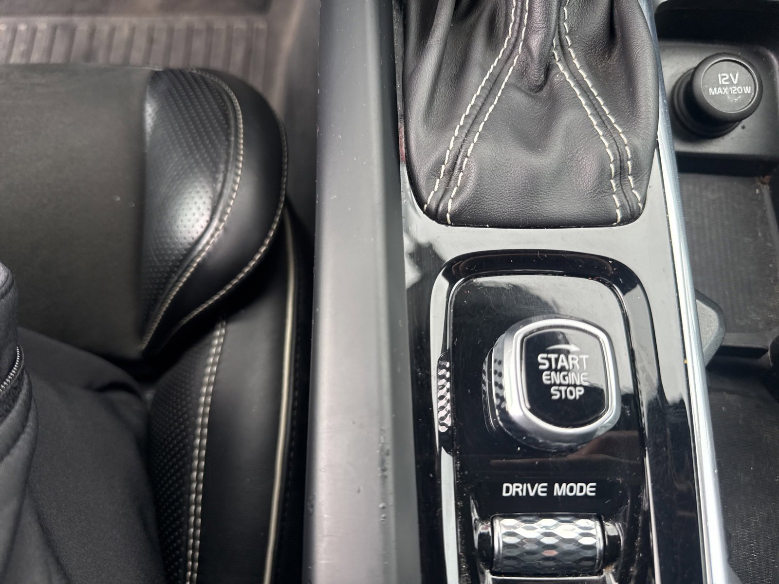 Used 2018 Volvo XC60 T6 R-Design w/ Convenience Package image 9