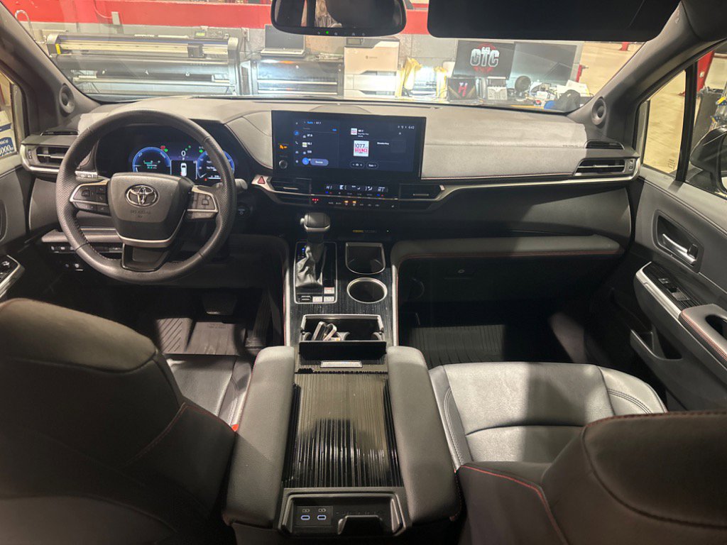 Used 2025 Toyota Sienna XSE w/ XSE Plus Package image 7