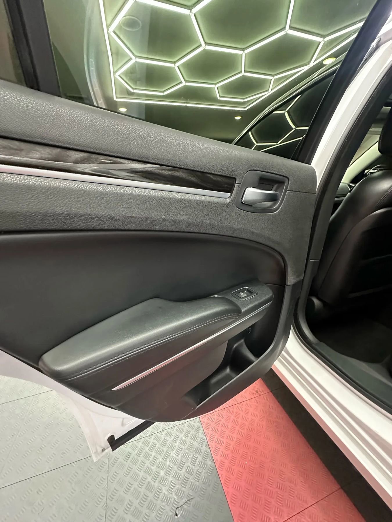 Used 2016 Chrysler 300 Limited image 24