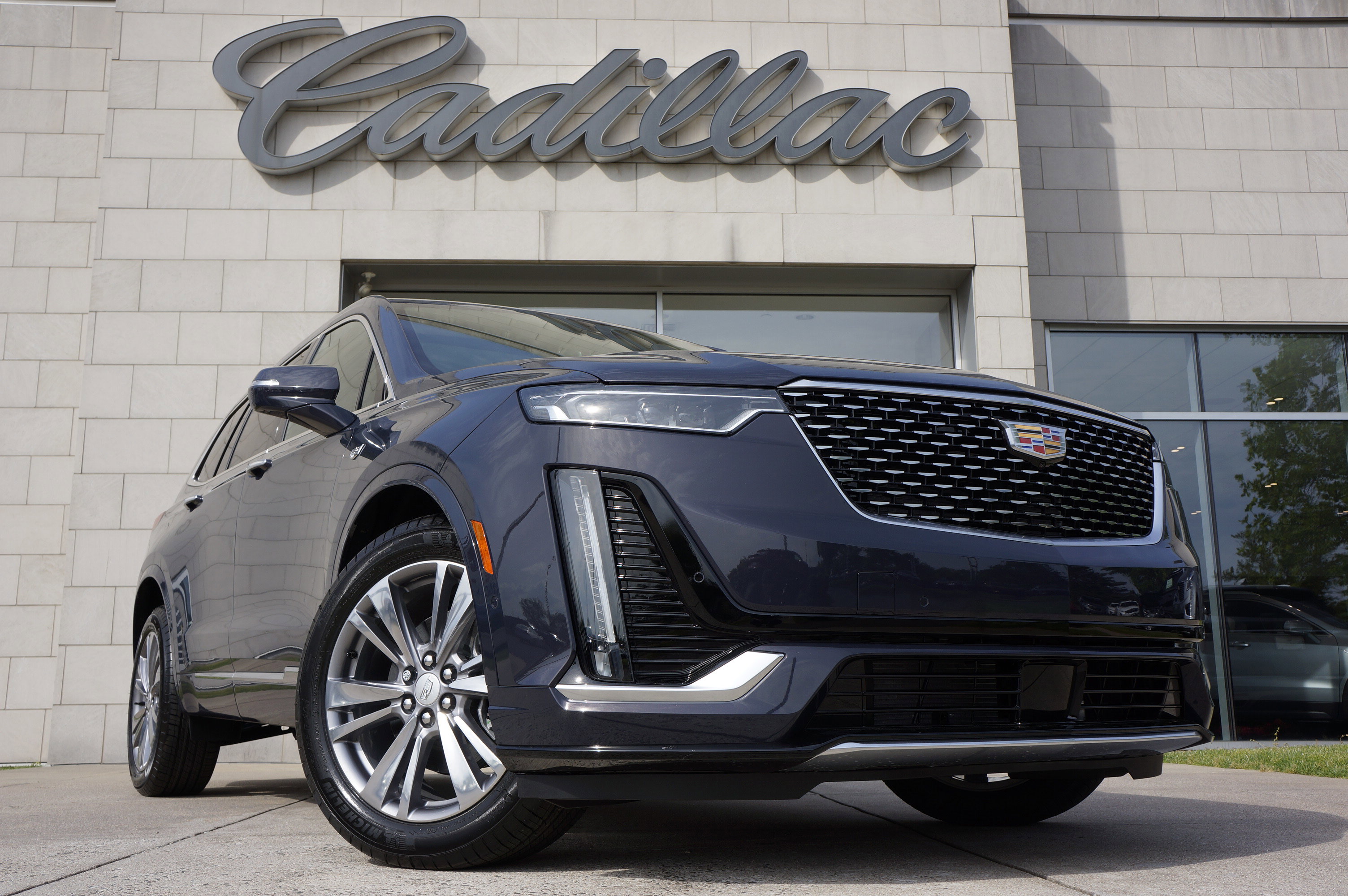Used 2025 Cadillac XT6 Premium Luxury image 1