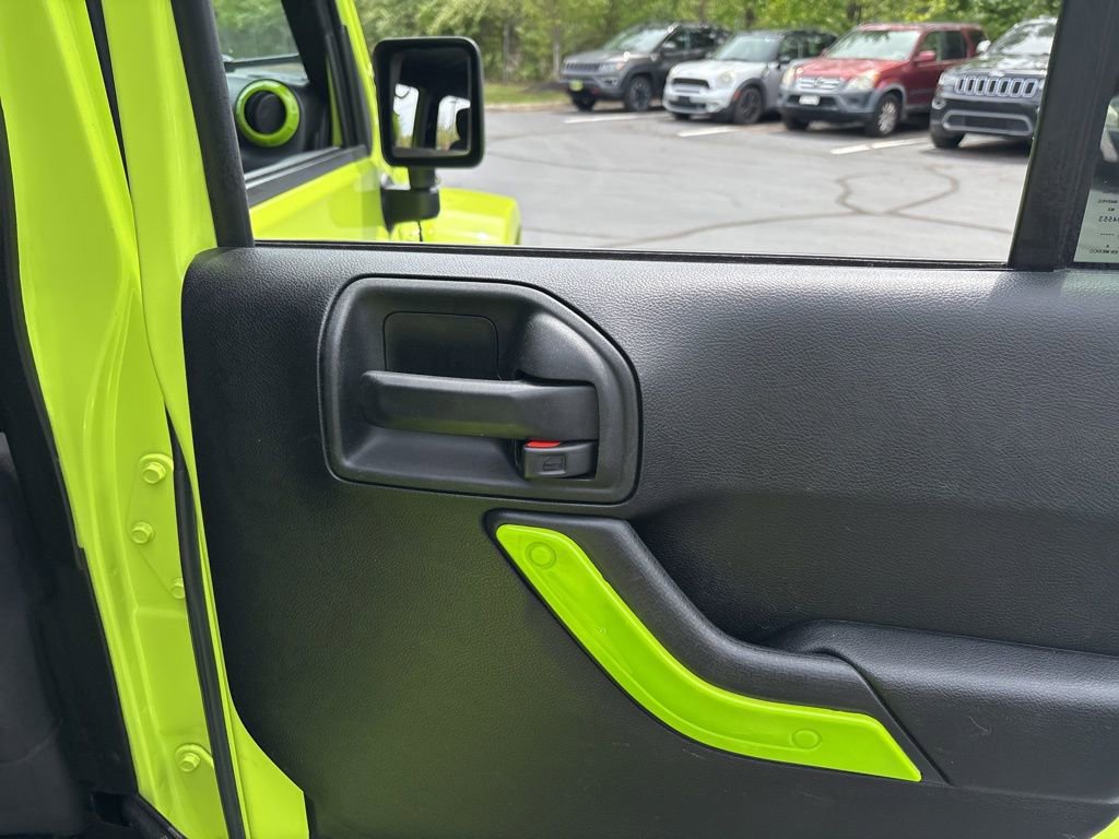 Used 2016 Jeep Wrangler Unlimited Sahara w/ Connectivity Group AWD/4WD image 32