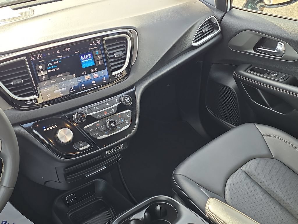 Used 2025 Chrysler Pacifica Select FWD image 32