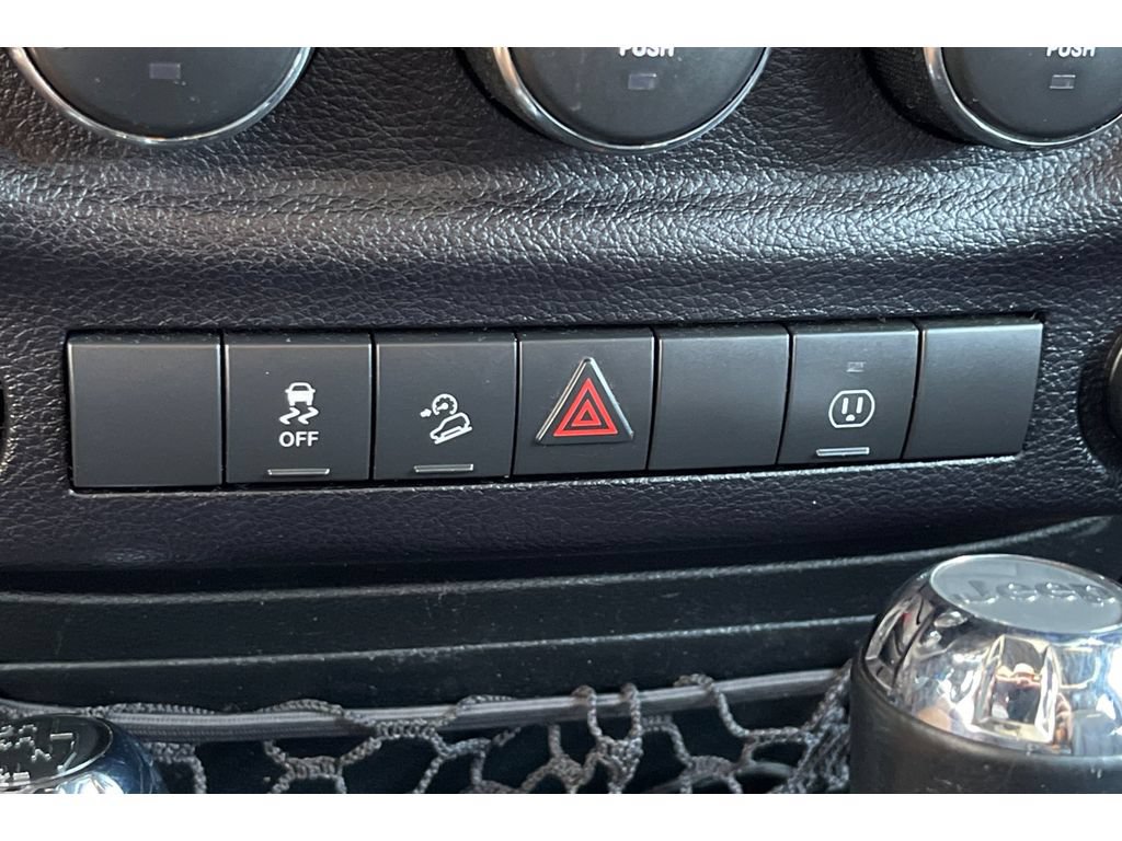 Used 2017 Jeep Wrangler Unlimited Sahara w/ Connectivity Group AWD/4WD image 28