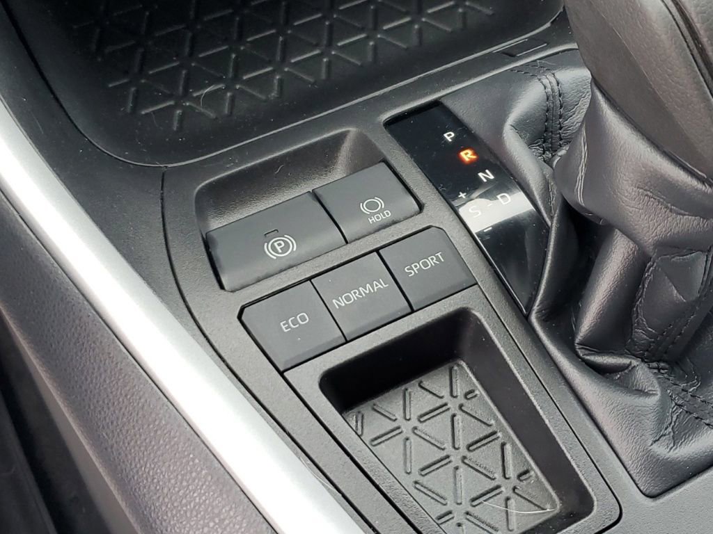 Used 2021 Toyota RAV4 LE image 24