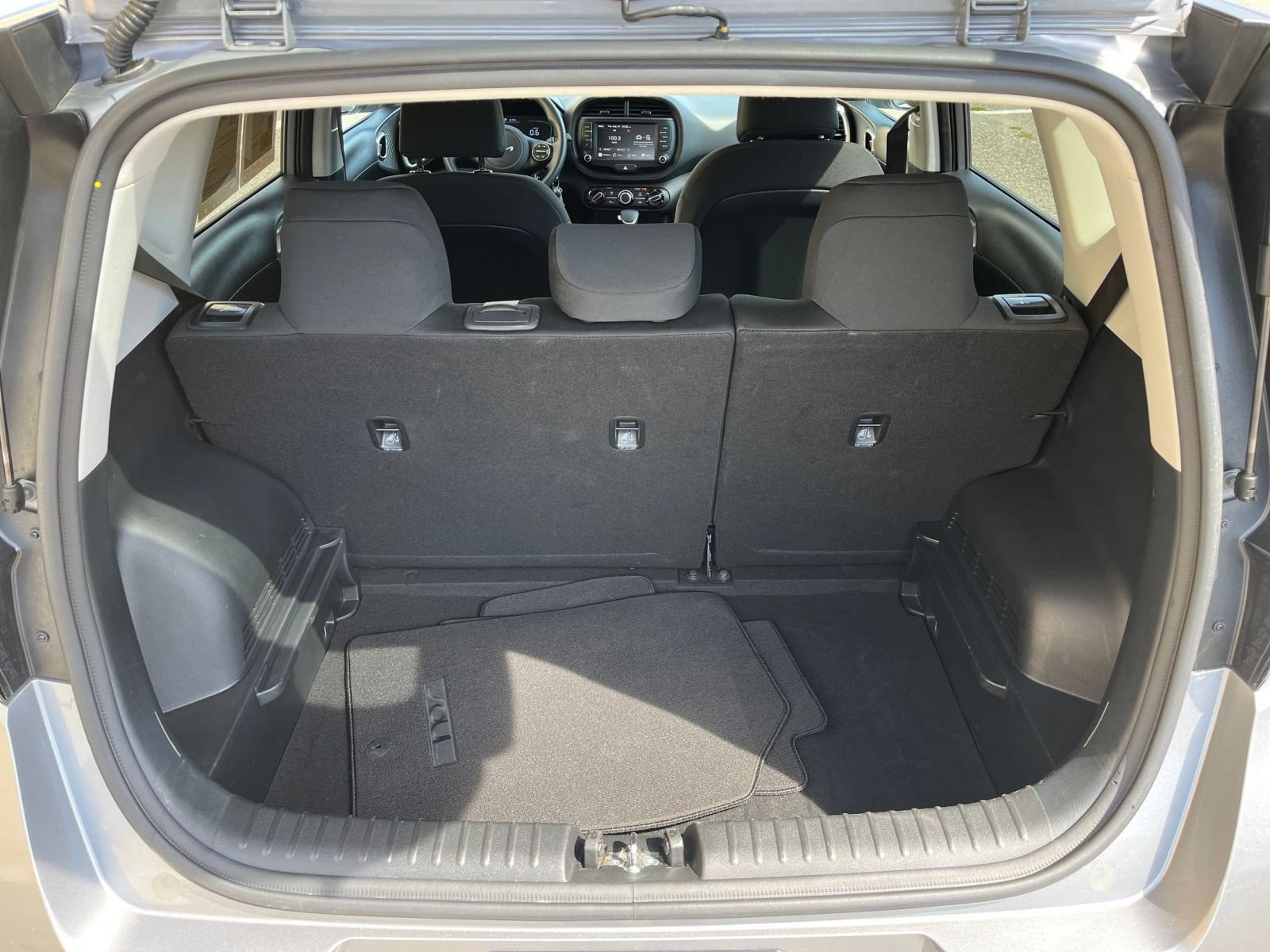 Used 2025 Kia Soul LX w/ LX Technology Package FWD image 28
