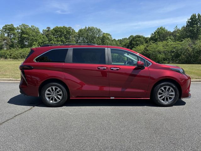 Used 2025 Toyota Sienna XLE FWD image 10