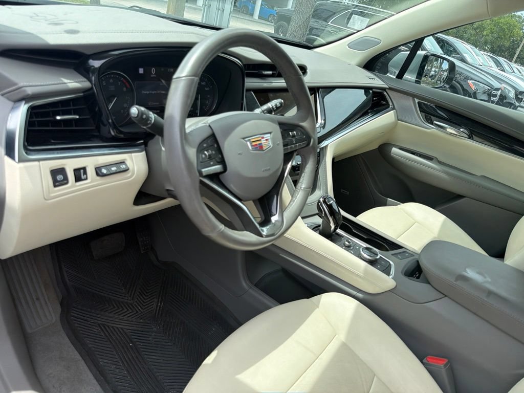Used 2024 Cadillac XT6 Premium Luxury w/ Technology Package FWD image 9