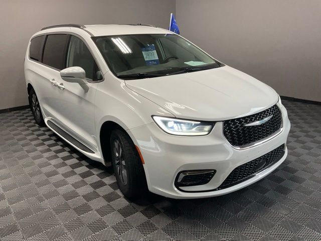 Used 2021 Chrysler Pacifica Touring FWD image 2