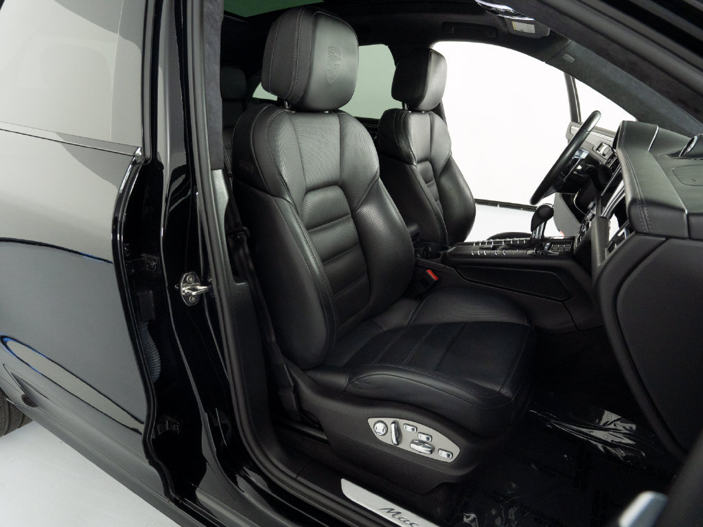 Certified 2021 Porsche Macan Turbo AWD/4WD image 42