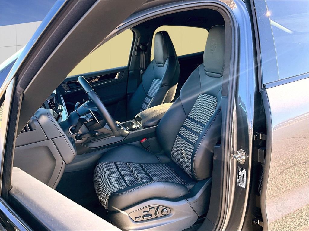 Certified 2025 Porsche Cayenne GTS image 5