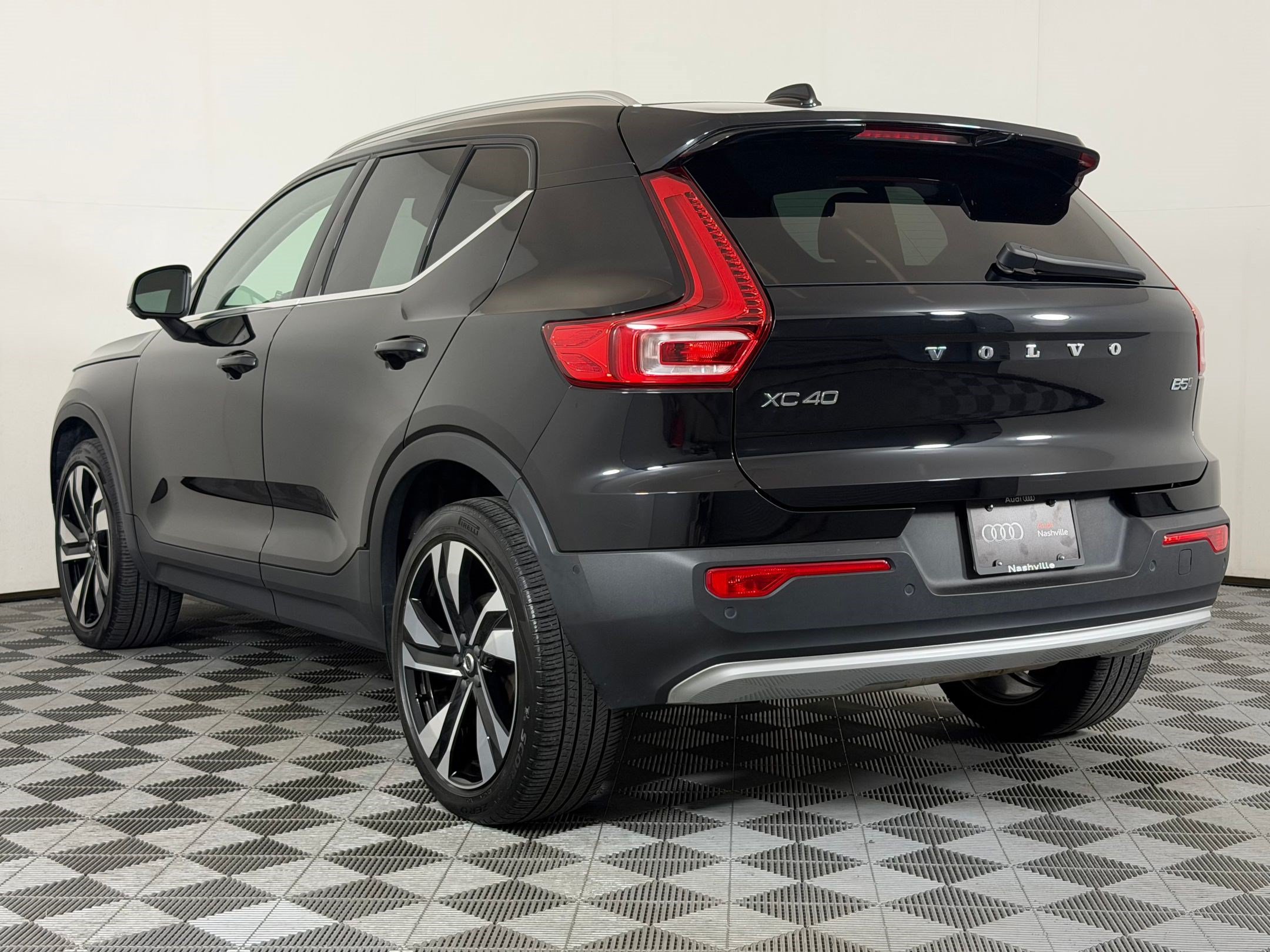 Used 2024 Volvo XC40 B5 Plus w/ Protection Package Premier AWD/4WD image 3