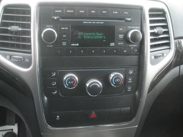 Used 2012 Jeep Grand Cherokee Laredo w/ Laredo E Group image 24