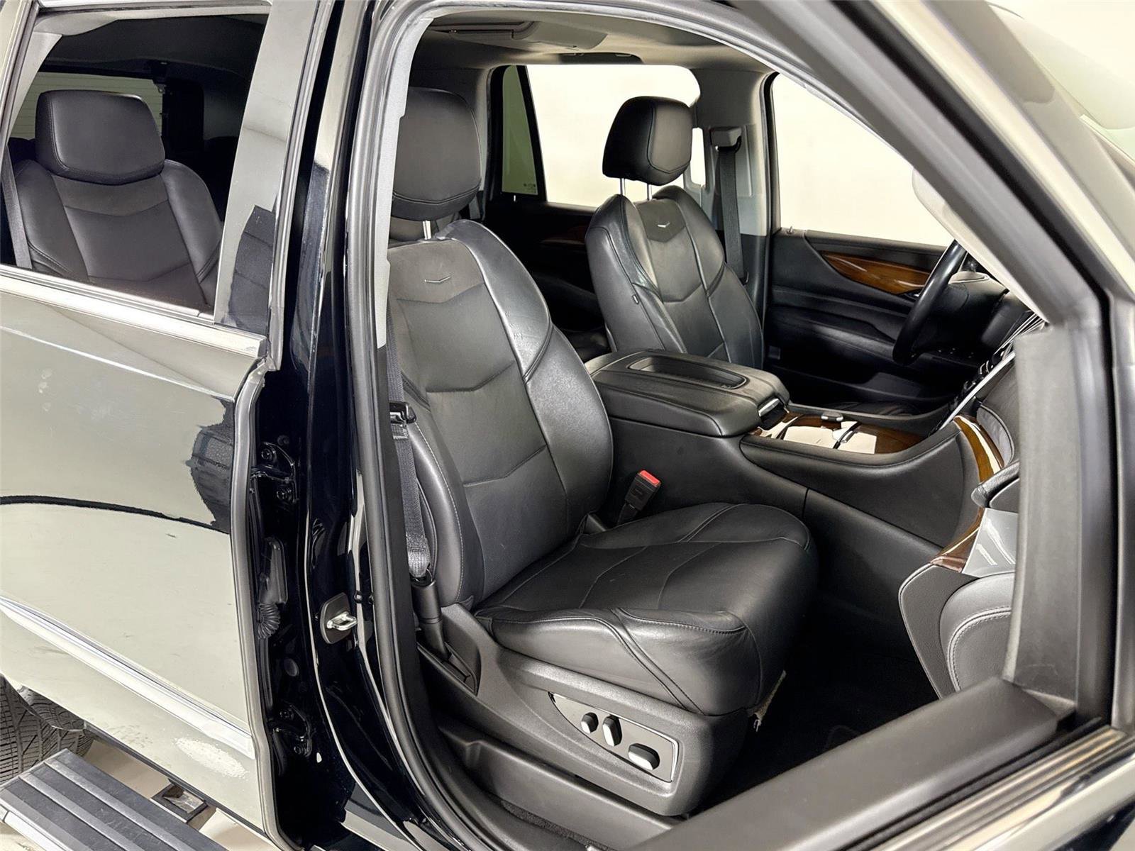 Used 2018 Cadillac Escalade Premium Luxury AWD/4WD image 30