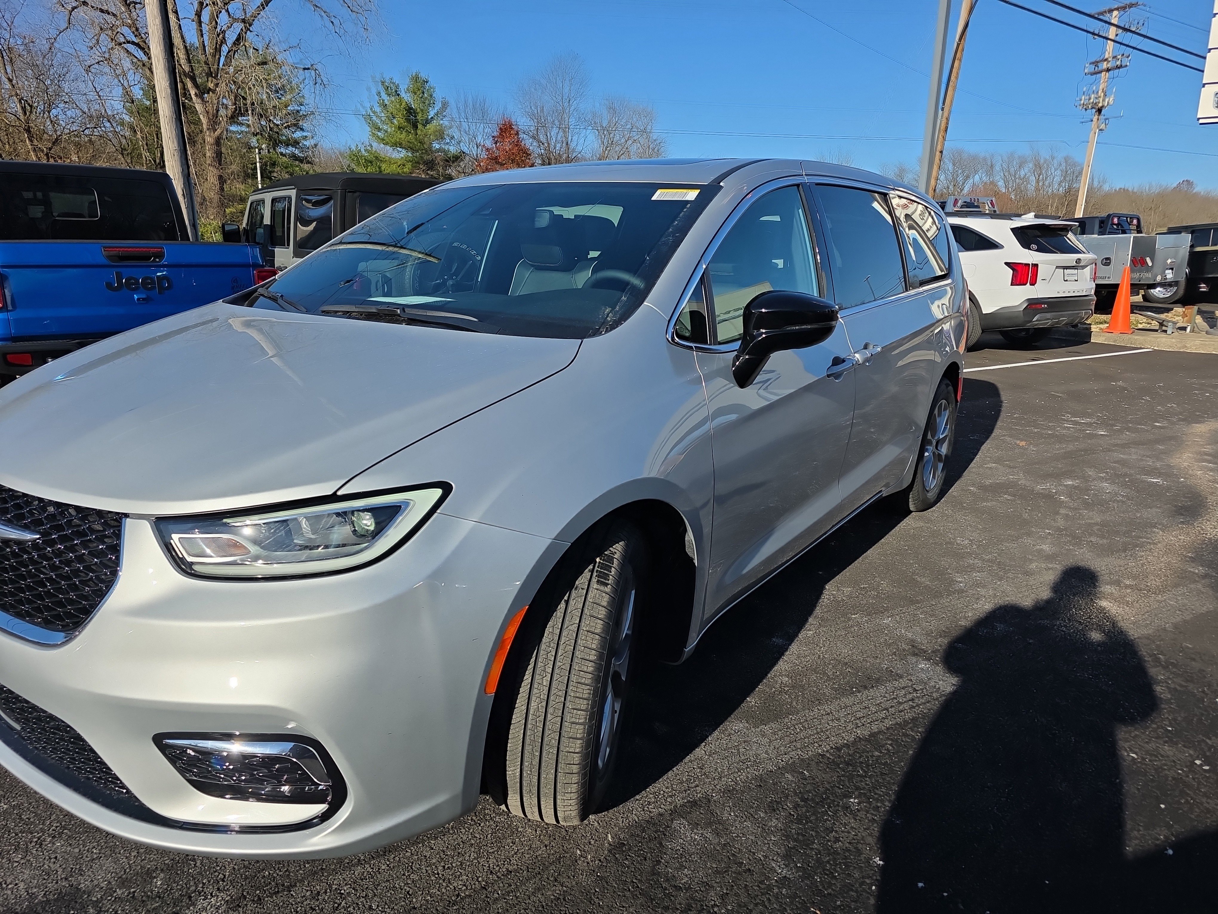 New 2026 Chrysler Pacifica Limited w/ Uconnect Theater Family Group image 19