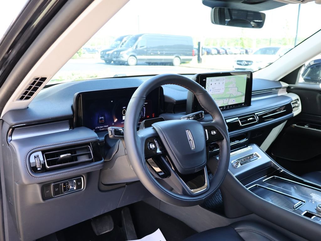 Used 2025 Lincoln Aviator AWD image 19