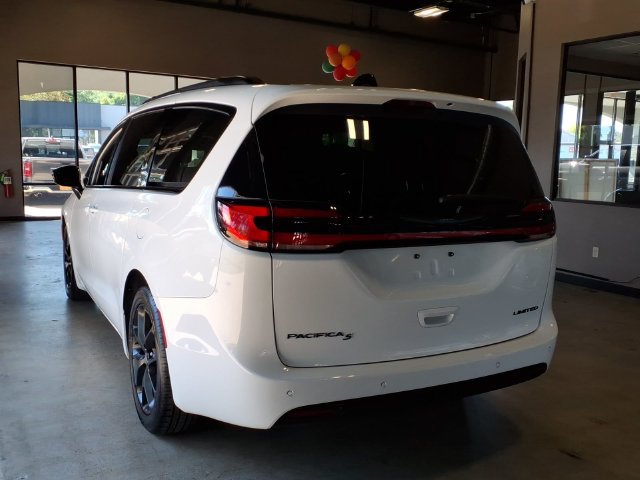 Used 2025 Chrysler Pacifica Limited FWD image 8