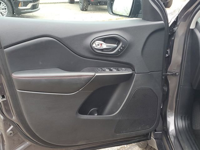 Used 2020 Jeep Cherokee Trailhawk AWD/4WD image 23