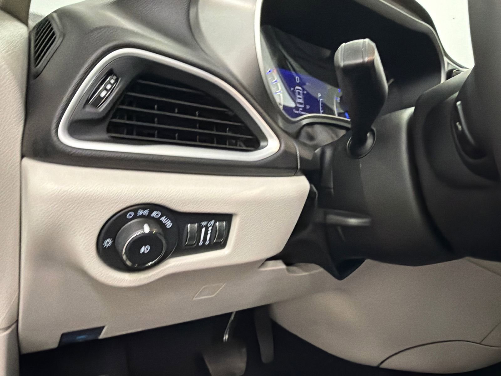 Used 2024 Chrysler Pacifica Touring-L image 35