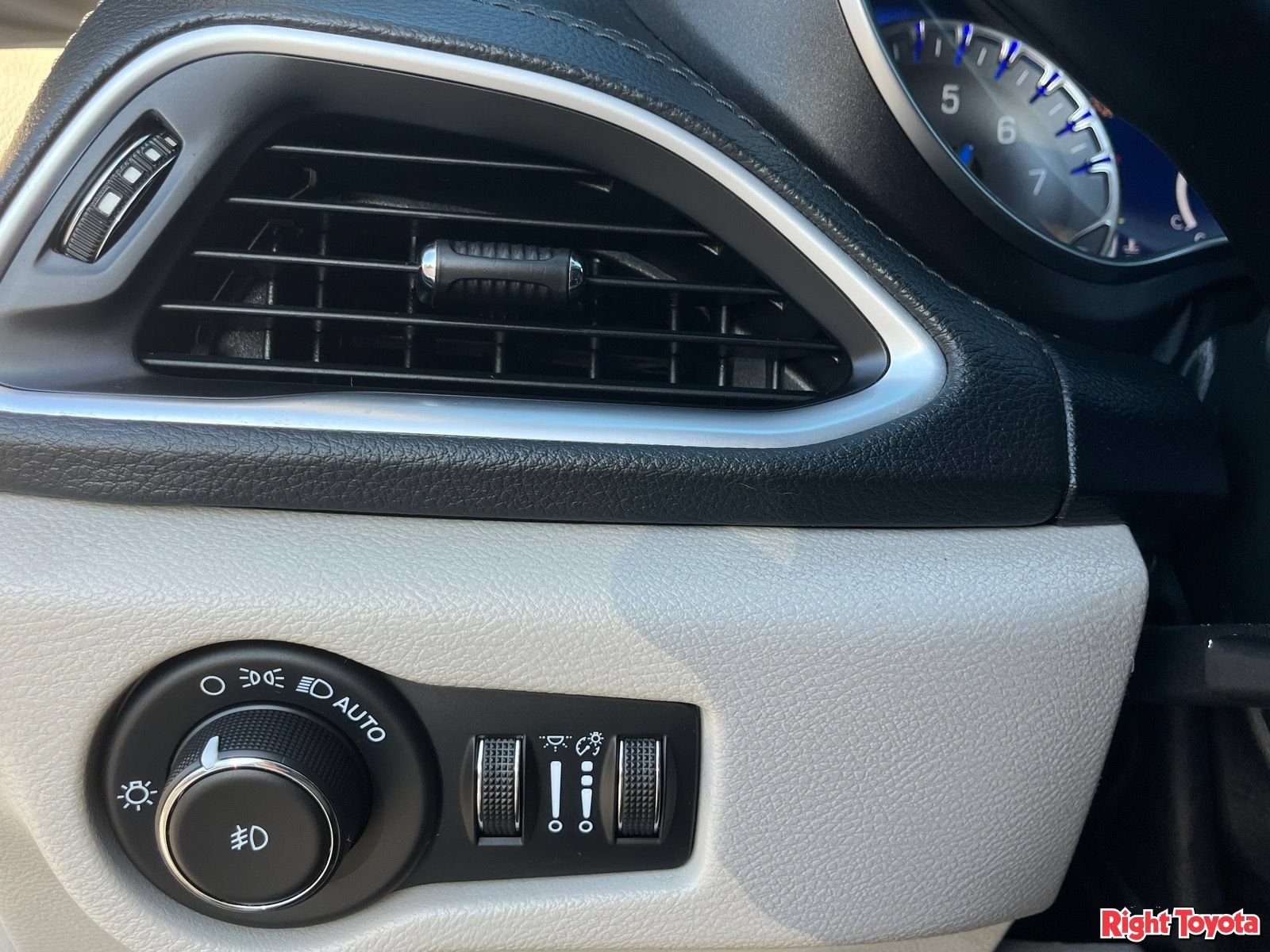 Used 2020 Chrysler Pacifica Limited FWD image 32
