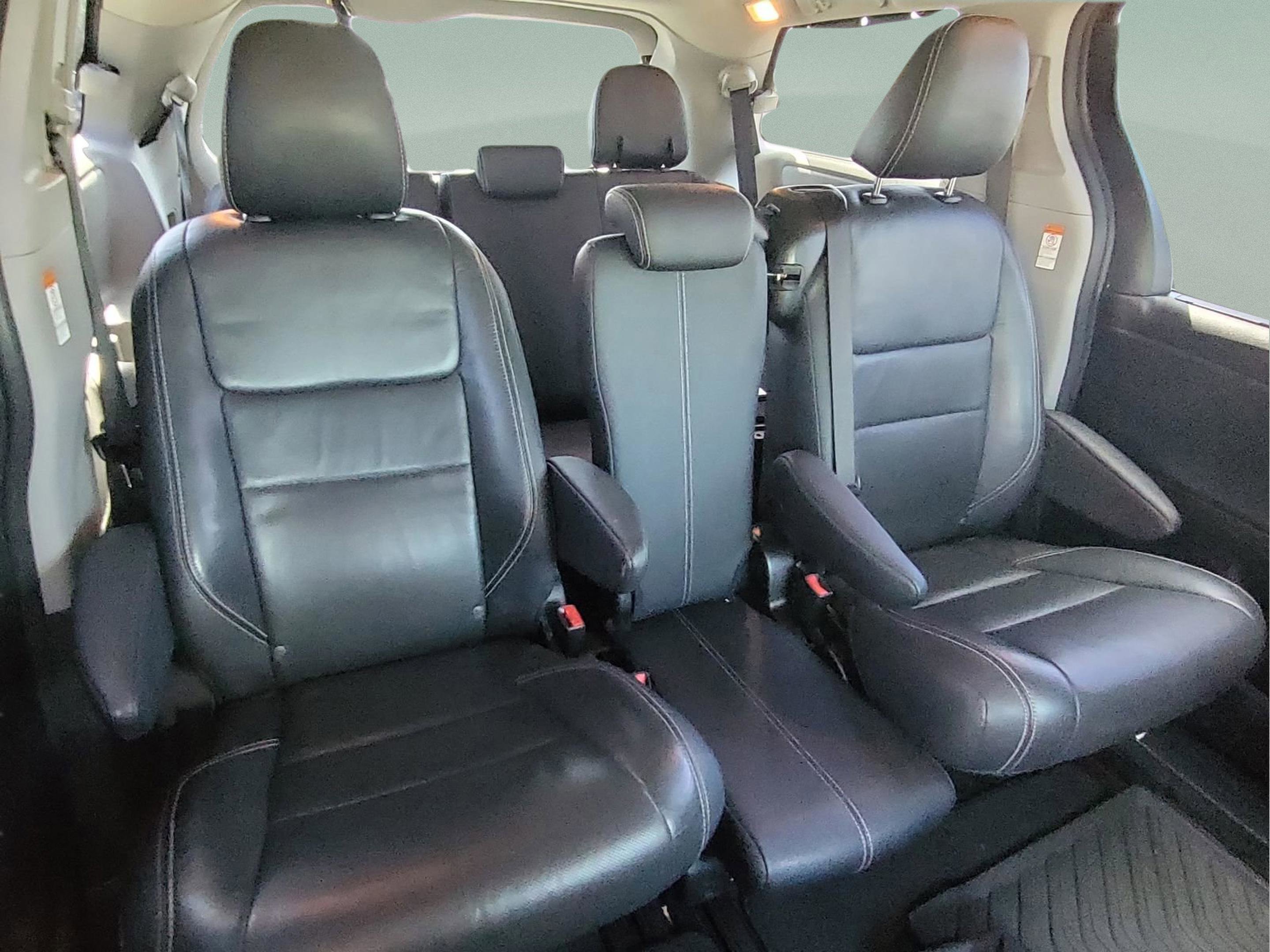 Used 2018 Toyota Sienna SE FWD image 18