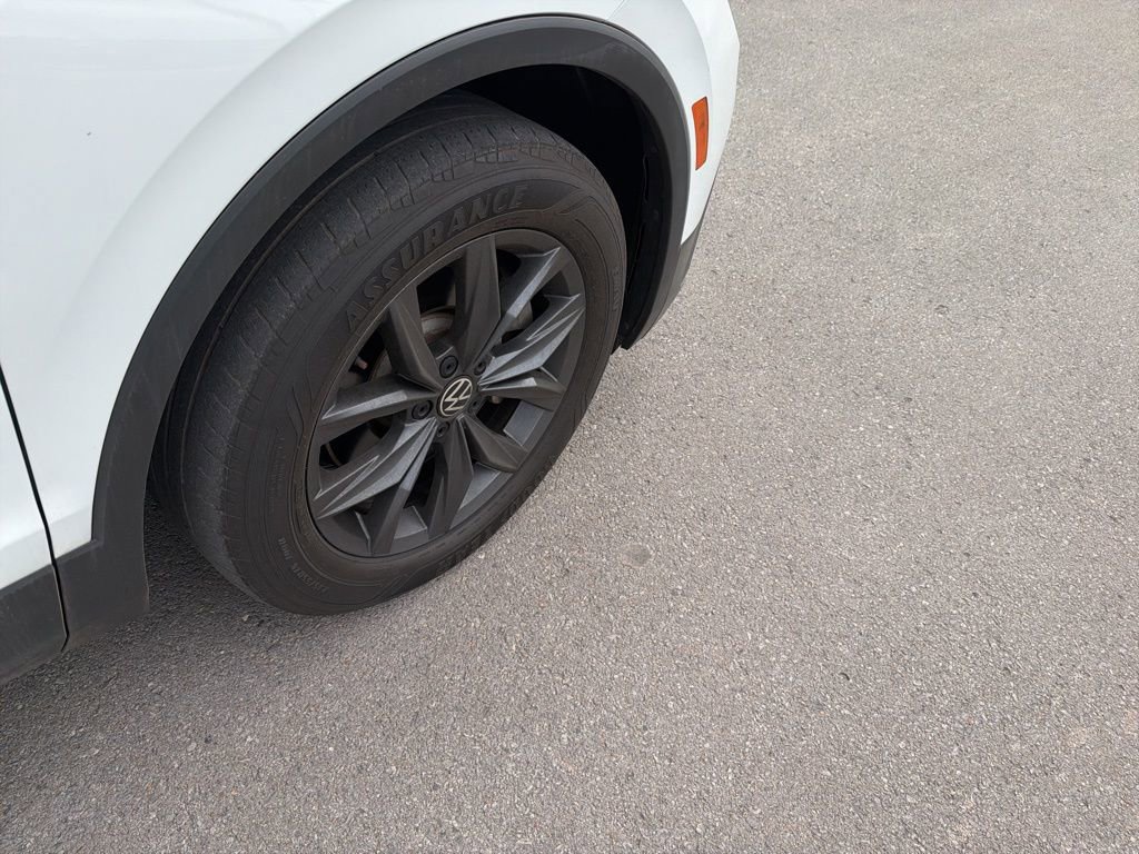 Used 2022 Volkswagen Tiguan SE w/ Panoramic Sunroof Package image 23