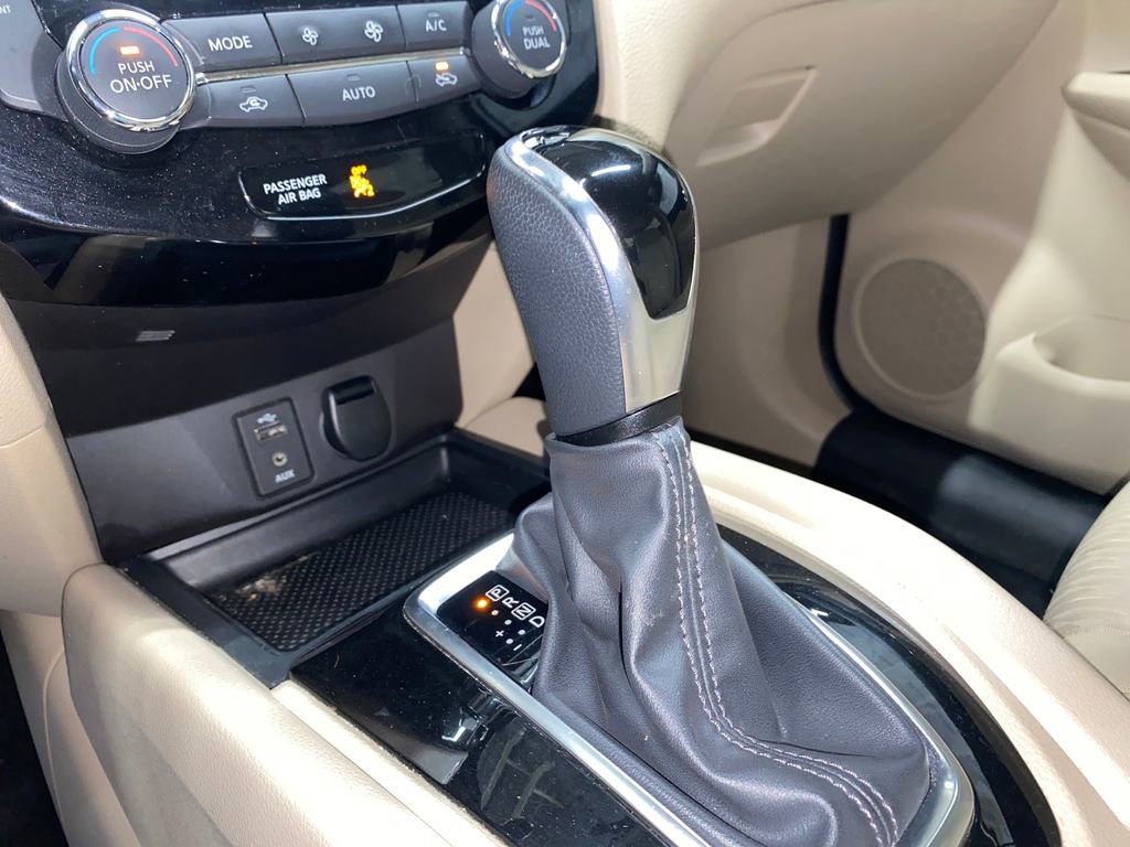 Used 2017 Nissan Rogue SV w/ SV Premium Package image 24