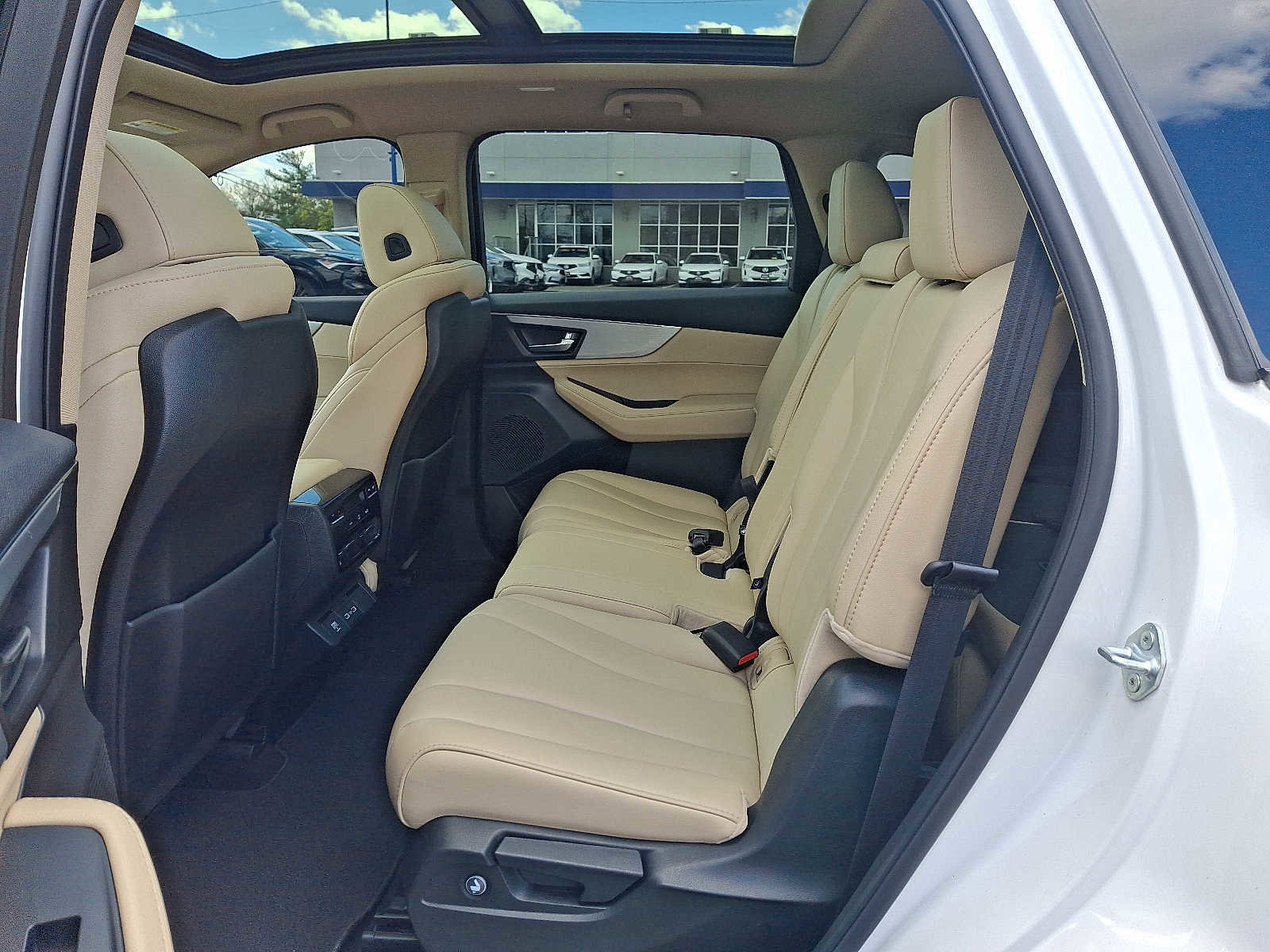 Used 2023 Acura MDX SH-AWD image 11