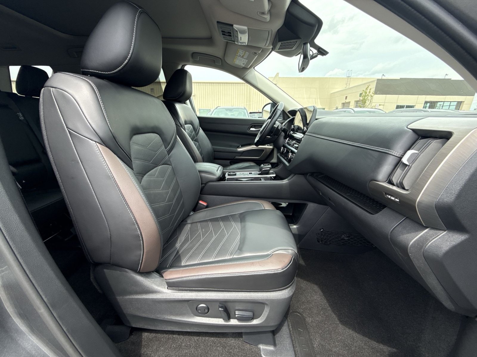 Used 2024 Nissan Pathfinder Platinum w/ Cargo Package AWD/4WD image 28