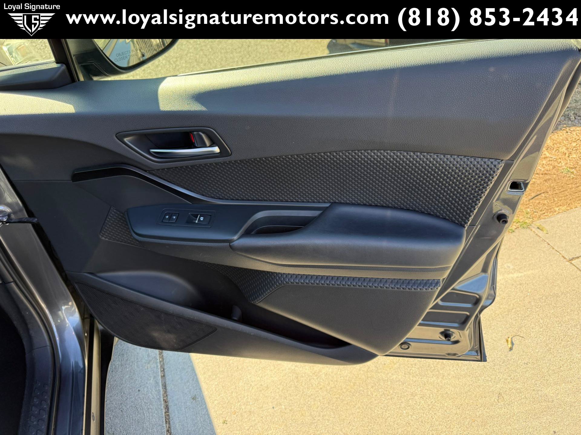 Used 2018 Toyota C-HR XLE FWD image 29