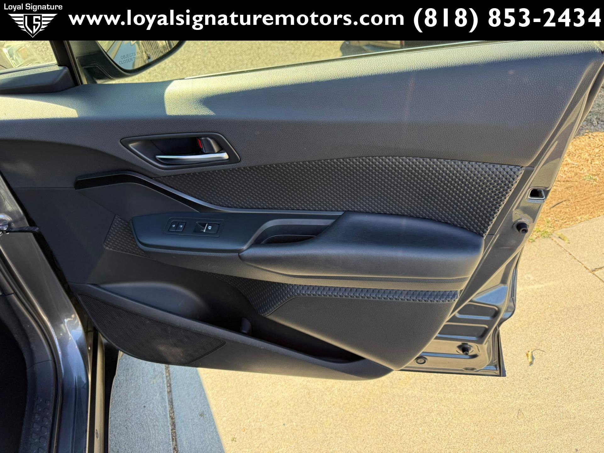 Used 2018 Toyota C-HR XLE image 29