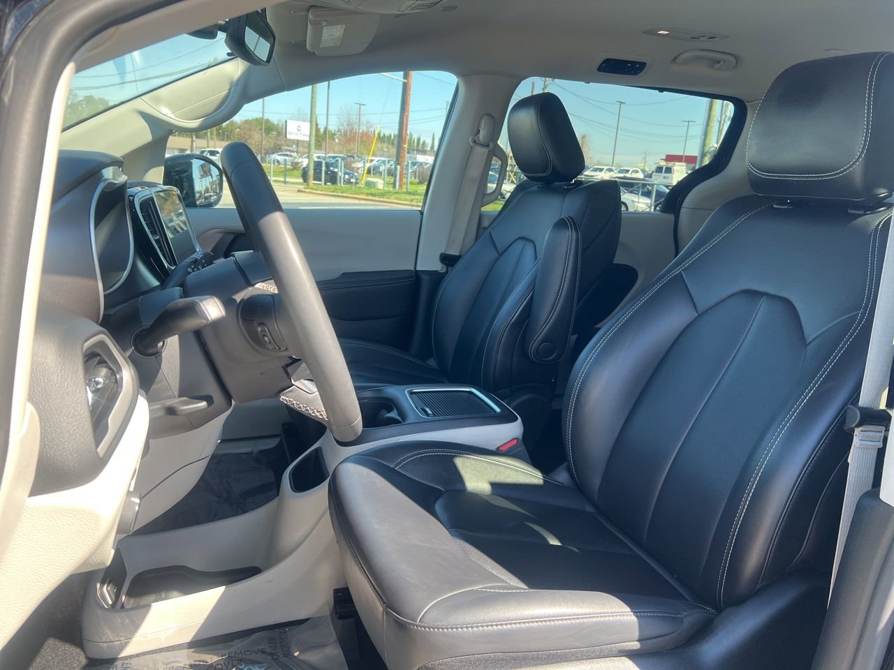 Used 2024 Chrysler Pacifica Touring-L image 16