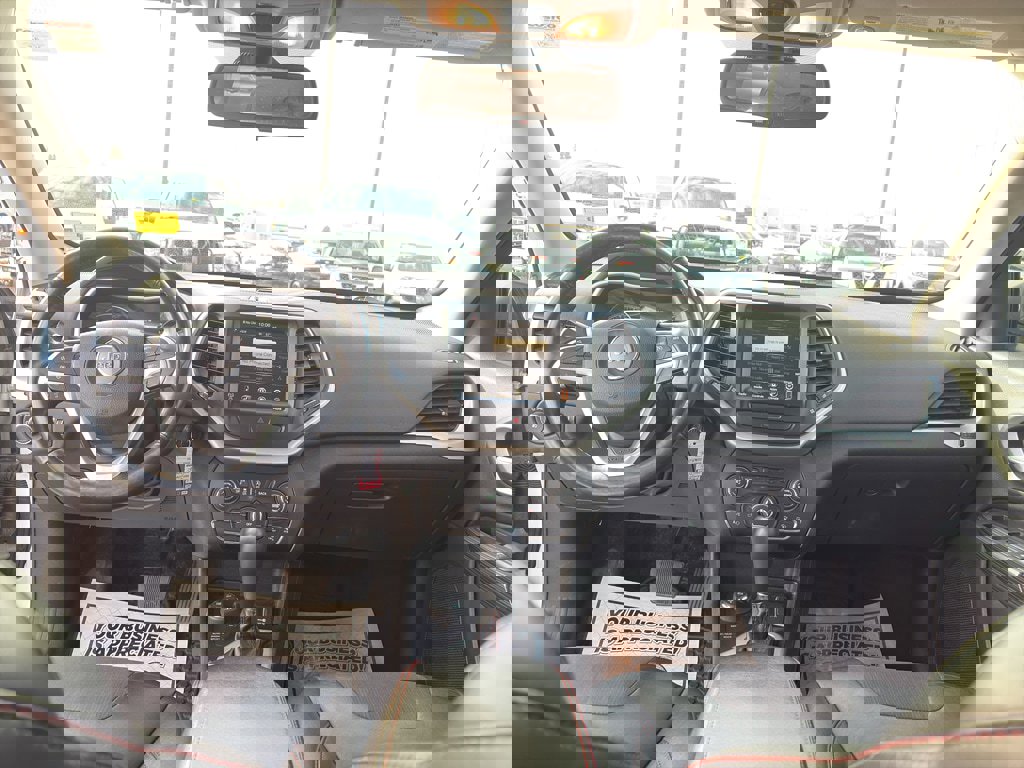 Used 2016 Jeep Cherokee Trailhawk w/ Cold Weather Group image 20